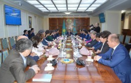 Аким города Султанов Б.Т. встретился с депутатами маслихата