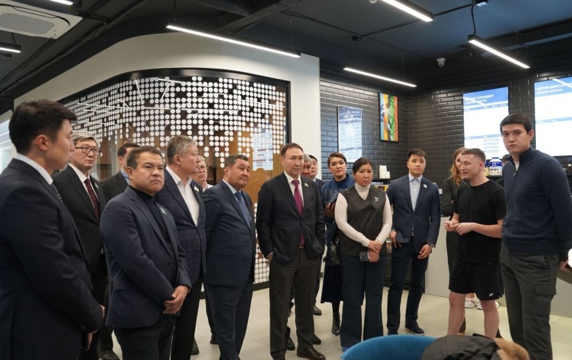 Астана қалалық мәслихатының депутаттары білім және спорт салаларында іске асырылған бірқатар нысандарға шығу жиынын өткізді