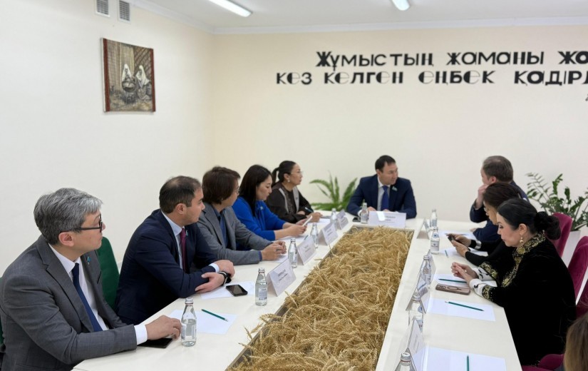 Астана қалалық мәслихатының депутаттары Астана әкімдігіне қарасты Технологиялық колледжге барды