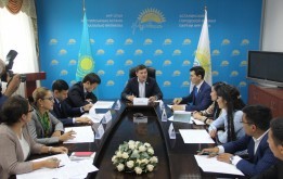 Депутаты маслихата города Астаны Асхат Оралов и Саят Батпенов провели заседание комиссии партийного куратора по направлению «Поддержка молодежи».