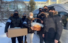 Почти 15 тысяч горячих обедов для стражей порядка подготовили и развезли депутаты столичного маслихата вместе с «Народными дружинниками»