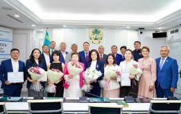 Елордалық мәслихат қабырғасында Қазақстан Республикасы Мемлекеттік қызметшілер күніне орай аппараттың үздік қызметкерлерін салтанатты түрде марапаттау рәсімі өтті