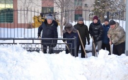 Депутаты городского маслихата не остались в стороне и приняли активное участие в акции «Біз біргеміз»