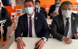 Депутаттар мектеп парталарына отырды