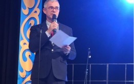 Доминик Димэ и дети Астаны поют о правах детей.