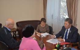 На личном приеме у исполняющего обязанности секретаря маслихата города Нур-Султан Мажита Шайдарова побывали жители дома по улице Ташенова Людмила Дзюба и Владимир Громов