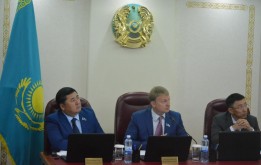 Акимат пересядет на такси