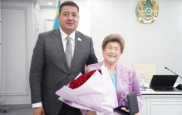 Балхия Абдулбахиқызы Сүлейменова - Астана қаласы мәслихатының I сайланым депутаты, қала мен еліміздің медициналық саласының дамуына зор үлес қосқан тұлға