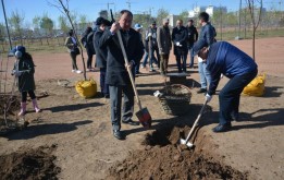 Состоялась церемония посадки деревьев в Ботаническом саду в память 52 граждан Узбекистана, погибших в Актюбинской области
