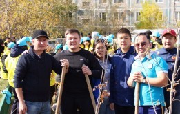 Депутат маслихата города Астаны Асхат Оралов провел инициативный субботник на своем округе