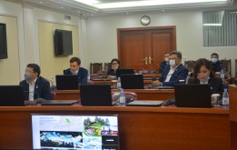 Сегодня в маслихате города Нур-Султан под председательством Сарсенбека Жунусова состоялось заседание постоянной комиссии по вопросам строительства, экологии, транспорта, торговли и жилищно-коммунального хозяйства в режиме онлайн через приложение Zoom