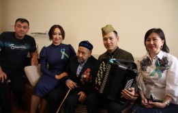 В предверии празднования великого праздника Дня Победы депутат маслихата по 19 округу Қарақат Абден поздравила ветеранов войны