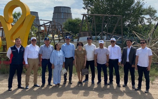 Елордада көшелер мен аулаларды жөндеу кезінде алынған құрылыс материалдарын сақтау қоймасына барып, көшпелі жиын өткізілді