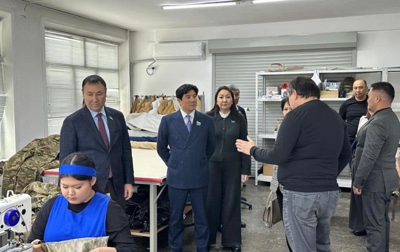 Астана қалалық мәслихатының депутаттары жеңіл өнеркәсіп саласында жұмыс істейтін қаланың өндірістік кәсіпорындарының бірі «DANMARD»ЖШС барды