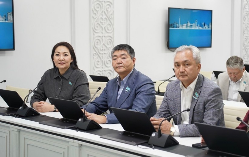 Мәслихаттың заңдылық, құқықтық тәртіп және жұртшылықпен жұмыс мәселелері жөніндегі тұрақты комиссиясының отырысы