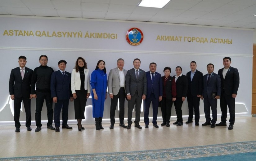 Встреча депутатов маслихата с магистрантами Академии государственного управления при Президенте РК