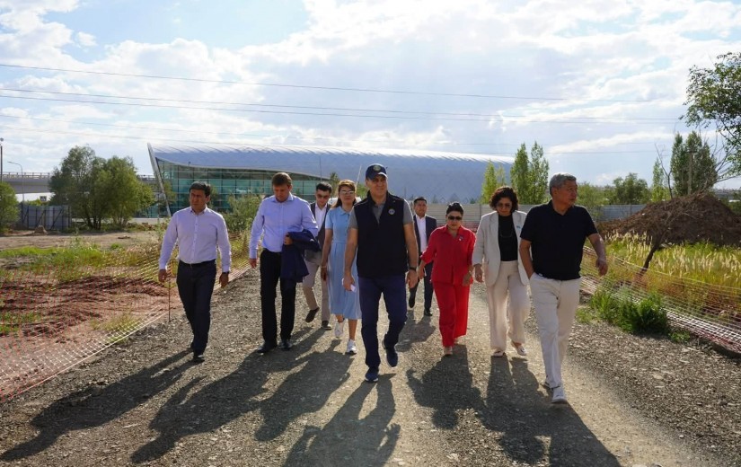 Мәслих депутататы Құрылыс, экология, көлік және тұрғын үй-коммуналдық шаруашылық мәселелері жөніндегі тұрақты комиссииның отырысына дайындық аясында жол құрылысы нысандарын арлады