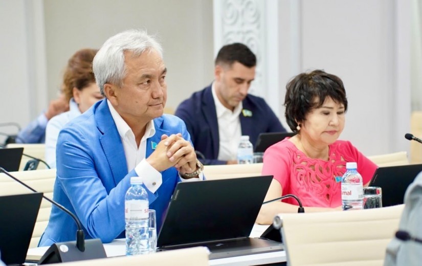 Мәслихат отырысында елорданың денсаулық сақтау жүйесін дамыту мәселелері талқыланды