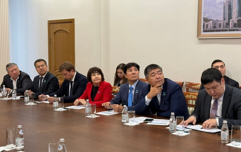 Депутаты столичного маслихата посетили район «Нұра», где обсудили реализацию текущих проектов и задачи, стоящие перед районом на будущее