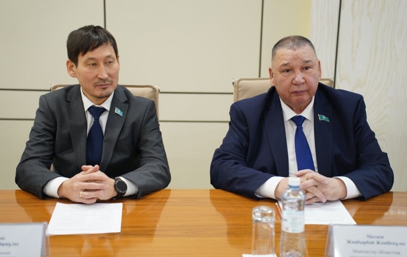 Маңғыстау облысы мәслихаттарының депутаттар делегациясы және аппарат қызметкерлерімен жұмыс кездесуі