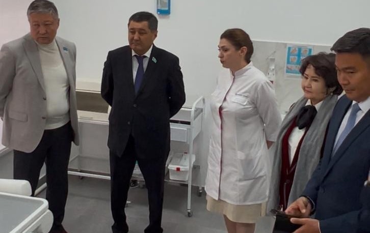 Депутаты маслихата проверили готовность к открытию стоматологических кабинетов в школах столицы