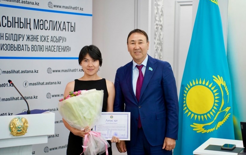 Елордалық мәслихат қабырғасында Қазақстан Республикасы Мемлекеттік қызметшілер күніне орай аппараттың үздік қызметкерлерін салтанатты түрде марапаттау рәсімі өтті