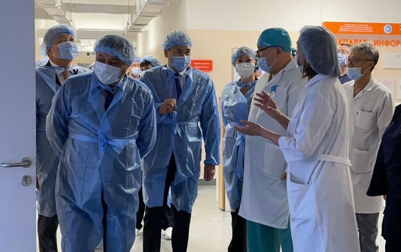 Депутаты маслихата Астаны посетили городской больницы №3, где после капитального ремонта возобновил работу хирургический корпус