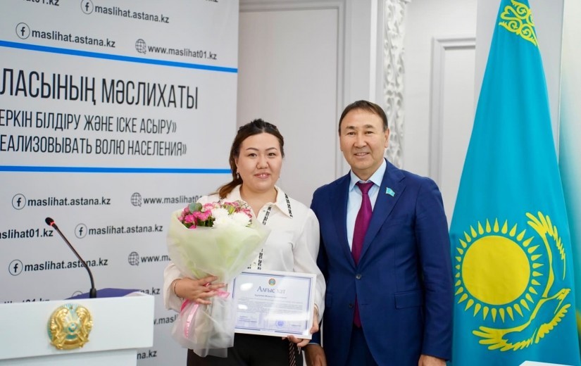 Елордалық мәслихат қабырғасында Қазақстан Республикасы Мемлекеттік қызметшілер күніне орай аппараттың үздік қызметкерлерін салтанатты түрде марапаттау рәсімі өтті