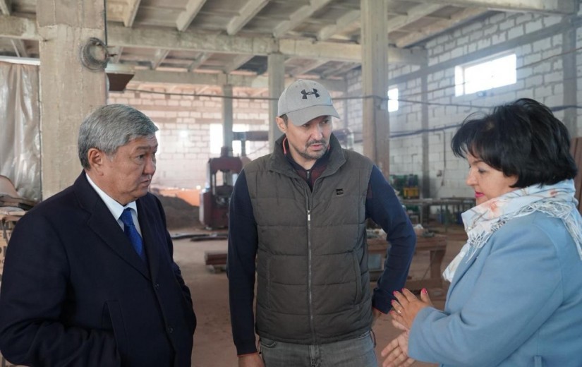 Депутаты из регионов и столицы посетили объекты сортировки и переработки отходов в Астане