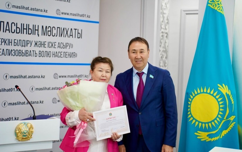 Елордалық мәслихат қабырғасында Қазақстан Республикасы Мемлекеттік қызметшілер күніне орай аппараттың үздік қызметкерлерін салтанатты түрде марапаттау рәсімі өтті