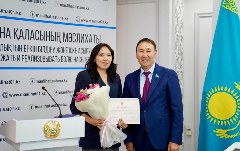 Елордалық мәслихат қабырғасында Қазақстан Республикасы Мемлекеттік қызметшілер күніне орай аппараттың үздік қызметкерлерін салтанатты түрде марапаттау рәсімі өтті