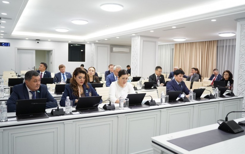В маслихате Астаны обсудили проекты в сфере транспорта и развития дорожно-транспортной инфраструктуры на 2026-2028 годы