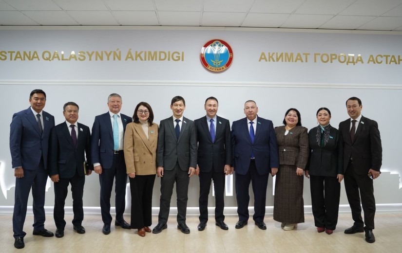 Маңғыстау облысы мәслихаттарының депутаттар делегациясы және аппарат қызметкерлерімен жұмыс кездесуі