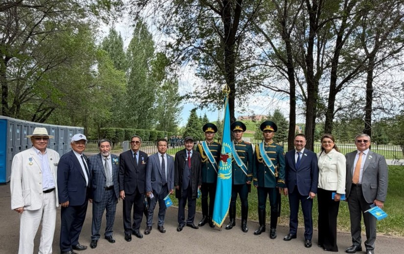 Мәслихат депутаттары Қазақстан Республикасының Мемлекеттік Туын көтерудің салтанатты рәсіміне қатысты