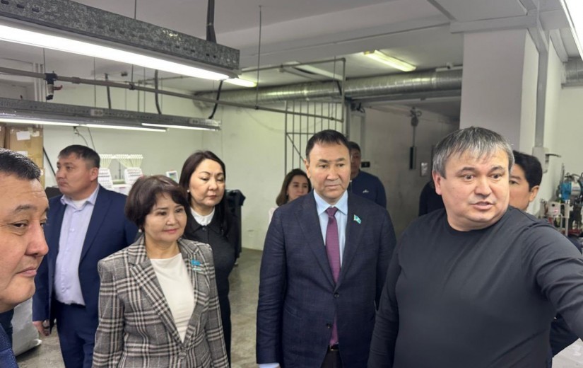Астана қалалық мәслихатының депутаттары жеңіл өнеркәсіп саласында жұмыс істейтін қаланың өндірістік кәсіпорындарының бірі «DANMARD»ЖШС барды