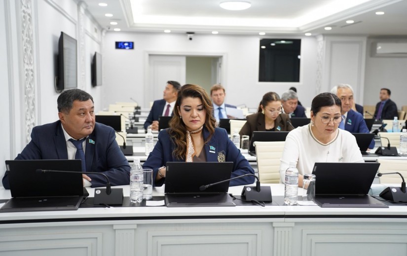 В маслихате Астаны обсудили проекты в сфере транспорта и развития дорожно-транспортной инфраструктуры на 2026-2028 годы