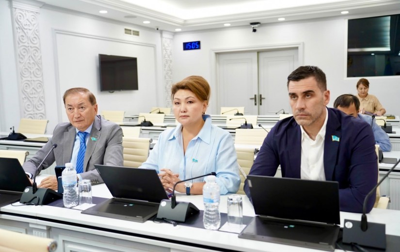 Мәслихат отырысында елорданың денсаулық сақтау жүйесін дамыту мәселелері талқыланды