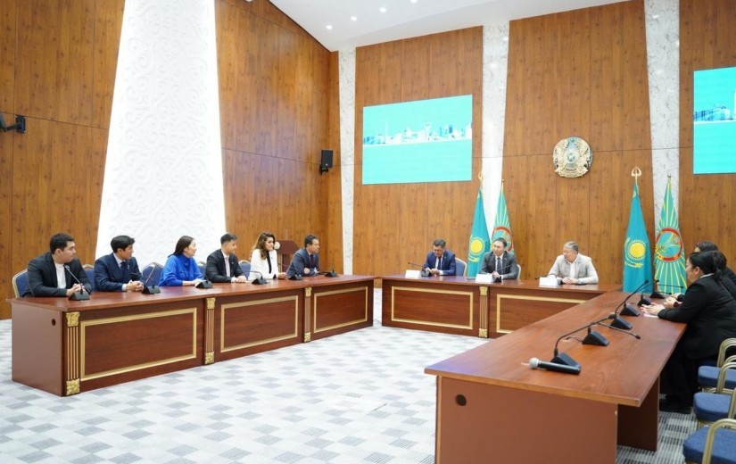 Встреча депутатов маслихата с магистрантами Академии государственного управления при Президенте РК