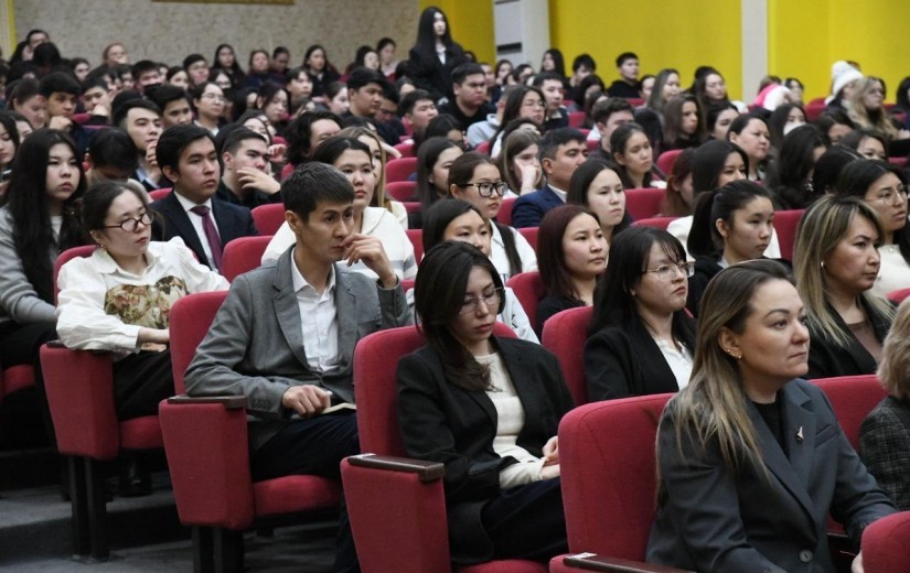 «Әділетті және прогрессивті Қазақстанның Халықтық Конституциясы үшін» жалпыұлттық коалициясының қалалық штабының өкілдері «Тұран–Астана» университетінің оқытушылары мен студенттерімен кездесті