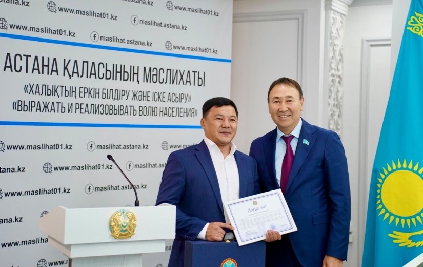 Елордалық мәслихат қабырғасында Қазақстан Республикасы Мемлекеттік қызметшілер күніне орай аппараттың үздік қызметкерлерін салтанатты түрде марапаттау рәсімі өтті