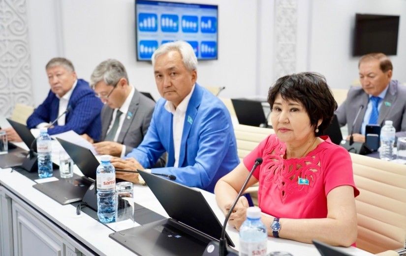 Мәслихат отырысында елорданың денсаулық сақтау жүйесін дамыту мәселелері талқыланды