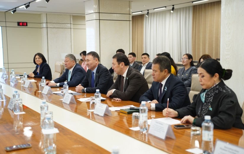 Маңғыстау облысы мәслихаттарының депутаттар делегациясы және аппарат қызметкерлерімен жұмыс кездесуі