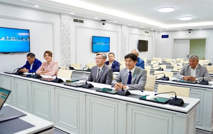Елордалық мәслихат қабырғасында Қазақстан Республикасы Мемлекеттік қызметшілер күніне орай аппараттың үздік қызметкерлерін салтанатты түрде марапаттау рәсімі өтті