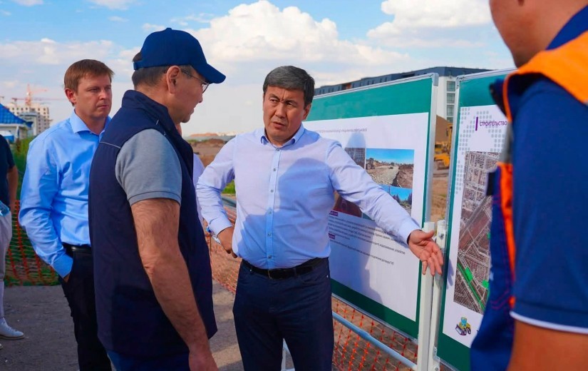 Мәслих депутататы Құрылыс, экология, көлік және тұрғын үй-коммуналдық шаруашылық мәселелері жөніндегі тұрақты комиссииның отырысына дайындық аясында жол құрылысы нысандарын арлады